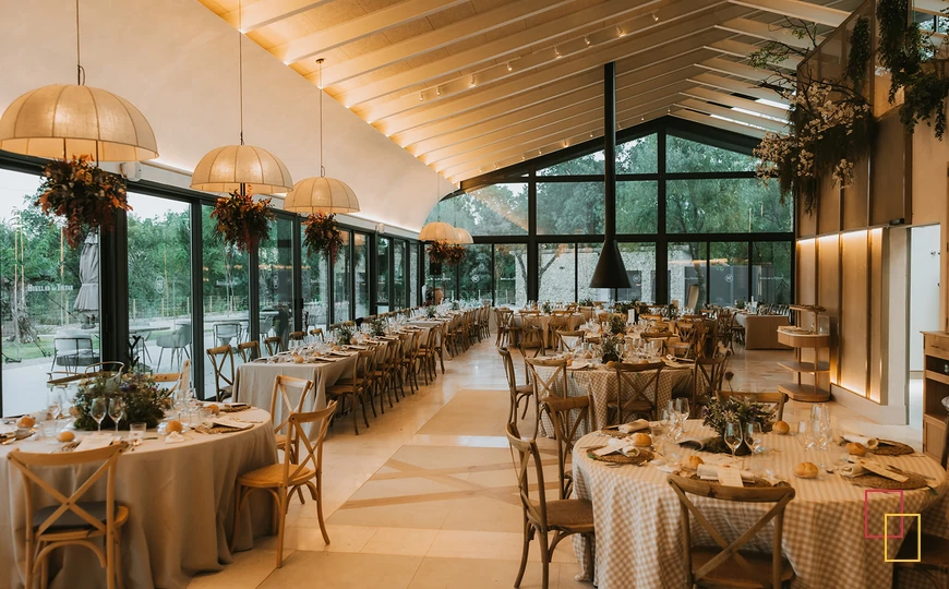 Restaurante de Huellas del Tiétar preparado para un banquete de boda