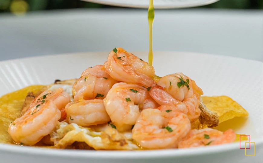 Huevos rotos con gambas al ajillo en El Jardín de Arturo Soria
