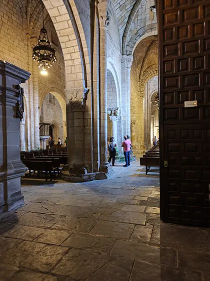 Interior Colegiata de Santa Juliana, un imprescindible que ver en Santillana del Mar