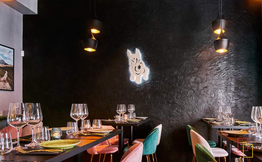 Interior del restaurante Pucará, diseño moderno con influencias peruanas.