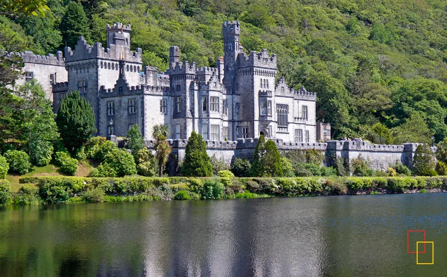 Kylemore Abbey junto al lago en Connemara, cerca de Galway
