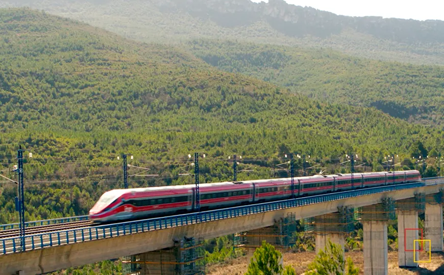 Tren iryo de alta velocidad cruzando un viaducto