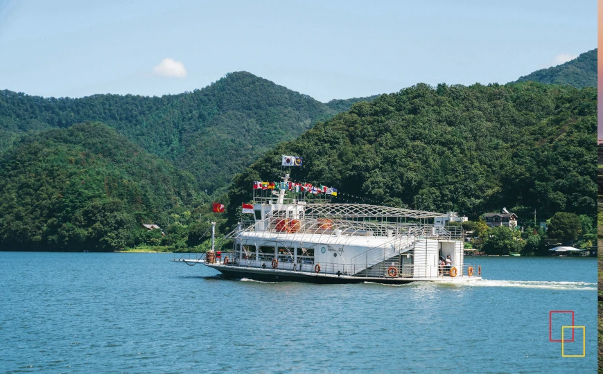 Isla Nami en Corea del Sur, paseo entre árboles en una escapada desde Seúl