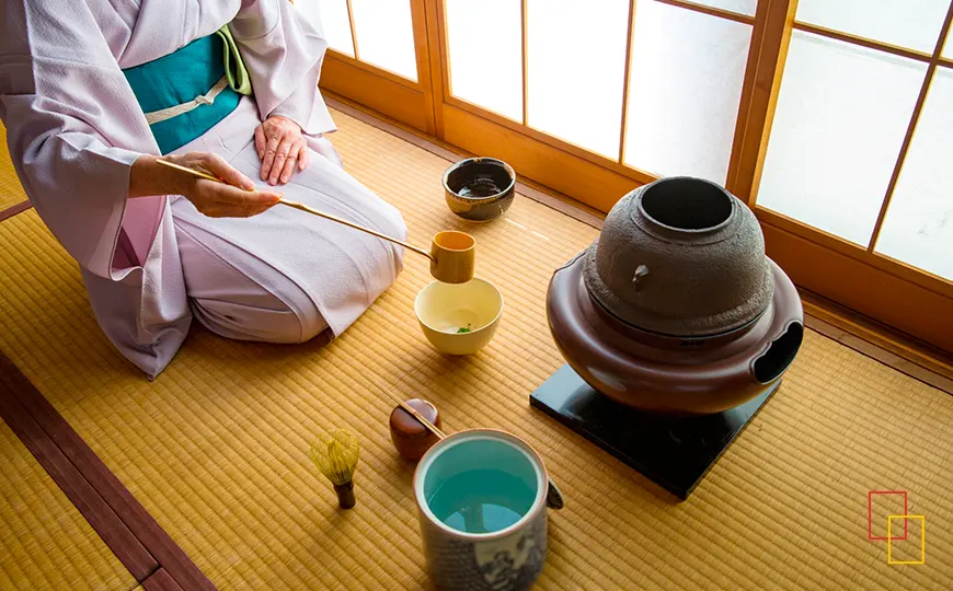 Ceremonia del té en un ryokan tradicional japonés