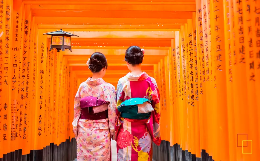 Sendero de puertas torii en el santuario Fushimi Inari de Kioto
