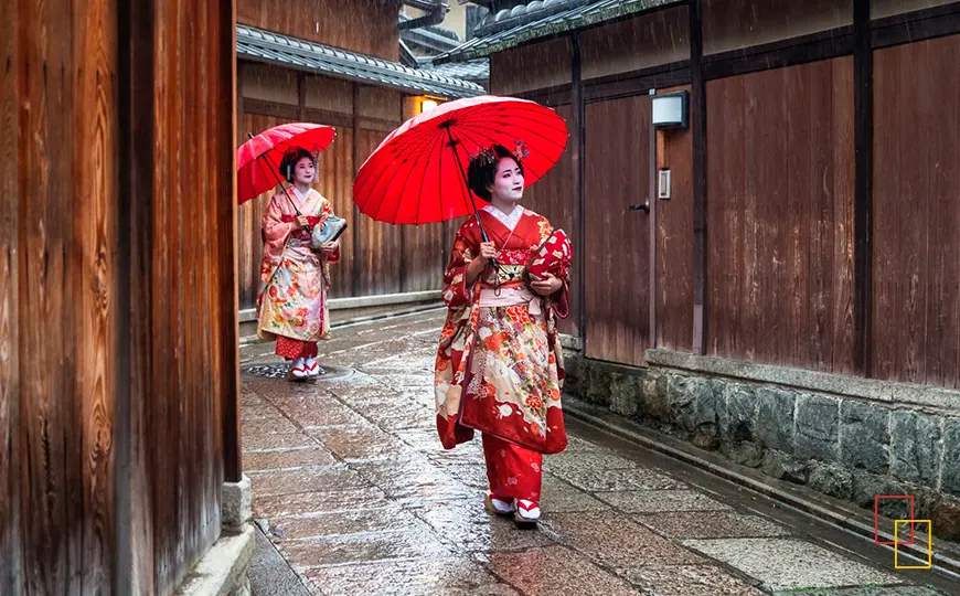 Maiko caminando por Gion bajo la lluvia en Kioto