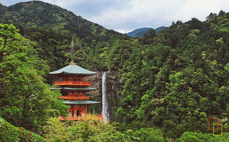 Pagoda Seiganto-ji con la cascada Nachi en la ruta sagrada de Kumano