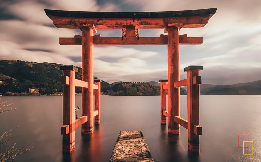 Gran torii rojo del santuario de Itsukushima en Miyajima al atardecer