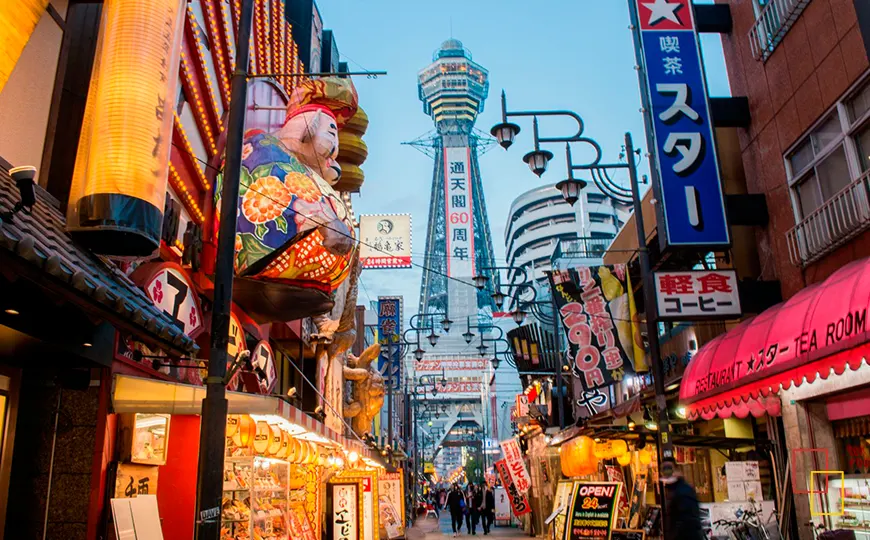 Dōtonbori en Osaka con torre Tsūtenkaku y calles comerciales de día