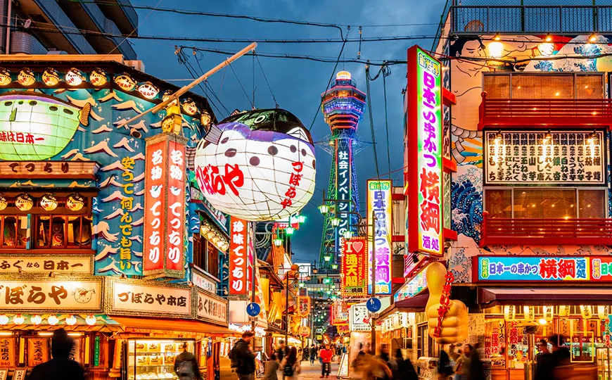 Barrio de Dōtonbori en Osaka con carteles luminosos junto al canal