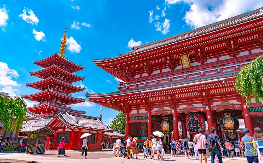 Pagoda y templo en Asakusa, Tokio — combinado Japón y China