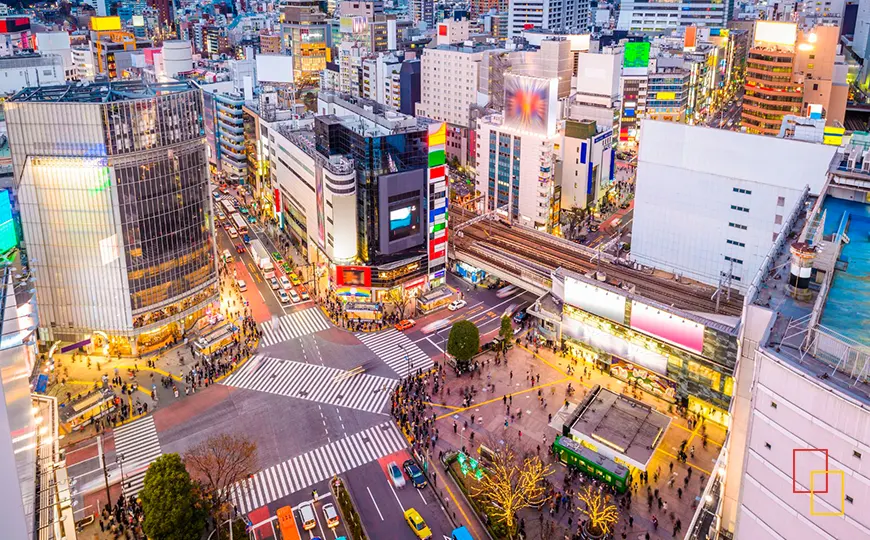 Tokio Shinjuku de noche con rótulos luminosos y rascacielos