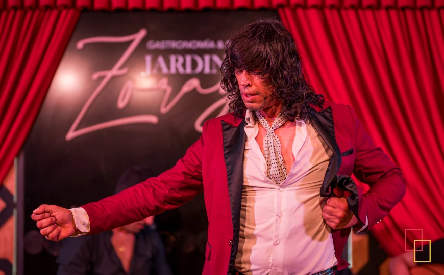 Bailaor con traje rojo en Jardines de Zoraya durante el espectáculo flamenco