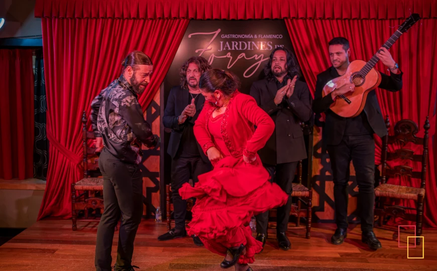 Cuadro flamenco completo en Jardines de Zoraya: baile, palmas y guitarra en directo