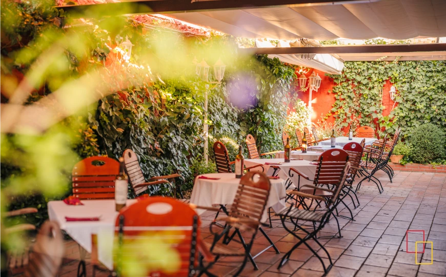 Terraza-jardín exterior de Jardines de Zoraya con mesas preparadas para cenar