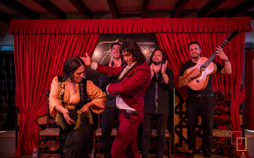 Cuadro flamenco en Jardines de Zoraya (Granada): bailaores, palmas y guitarrista en directo