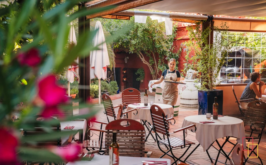 Servicio en la terraza-jardín de Jardines de Zoraya, con mesas preparadas para la cena