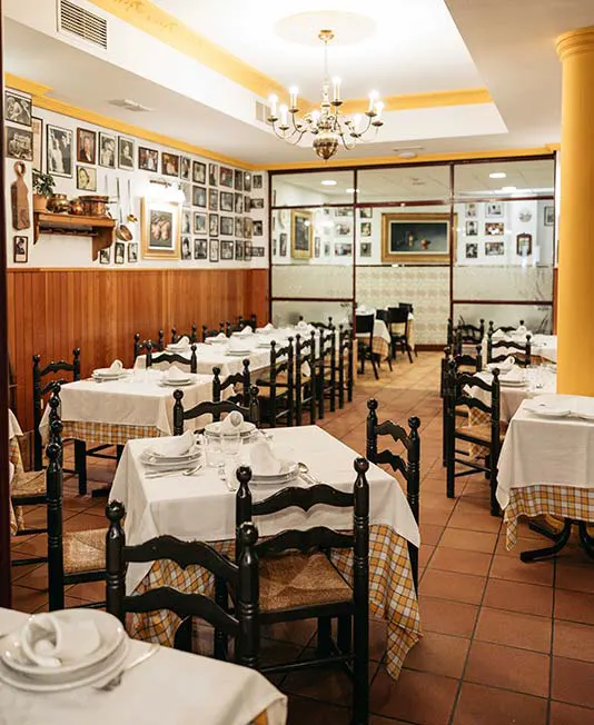 Amplio salón conservando la esencia de tasca madrileña desde el 1942