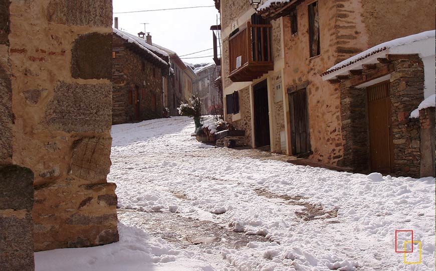 Calles y tejados nevados en La Hiruela