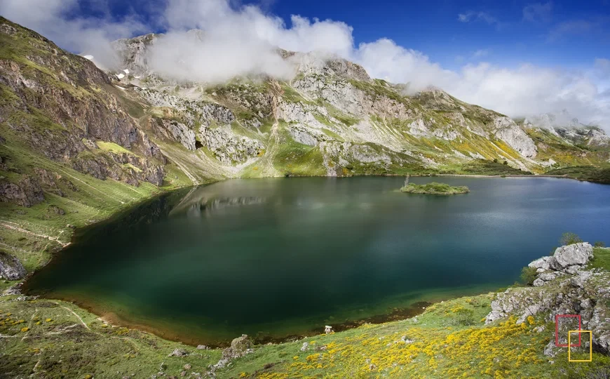 Lago del Valle, rodeado por las montañas de Somiedo