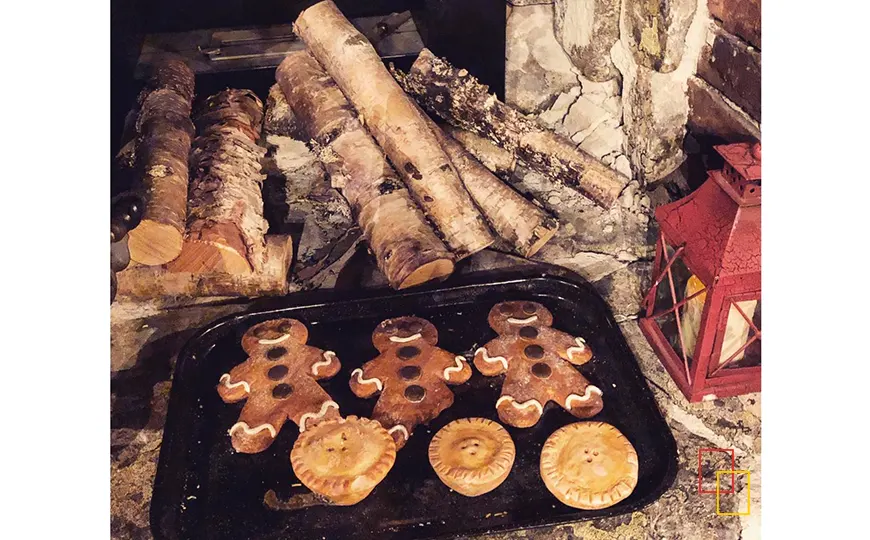 Galletas de jengibre frente a la chimenea en Laponia