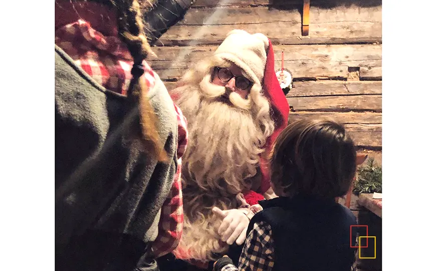 Niño visitando a Papá Noel en Laponia