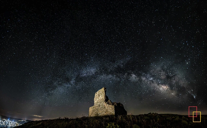 El castillo de Libisosa bajo el arco de la Vía Láctea