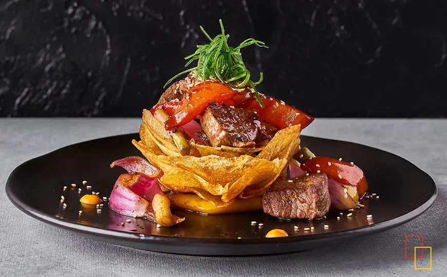 Lomo Saltado en Nido de Patata