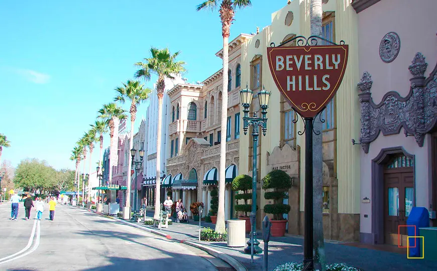Cartel de Beverly Hills con palmeras y fachadas comerciales en Los Ángeles