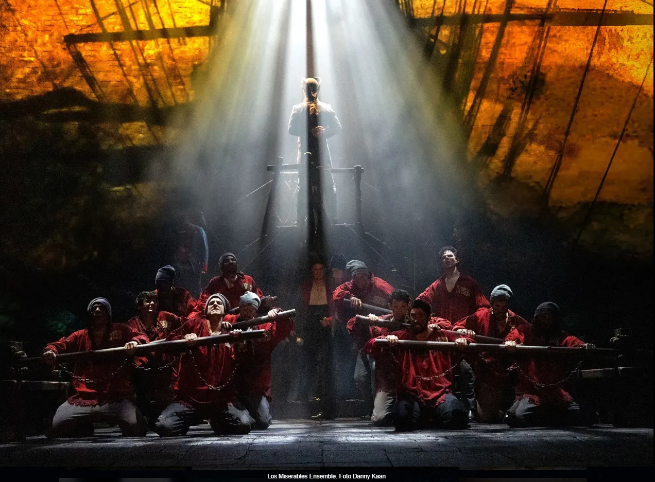 Elenco de Los Miserables durante una escena del musical