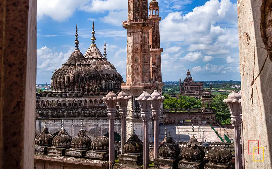 Bara/Asafi Imambara enmarcado por un arco, Lucknow