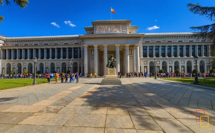 Fachada del Museo del Prado con visitantes