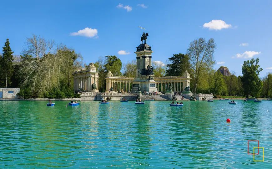 Barcas en el Estanque Grande del Retiro con el Monumento a Alfonso XII