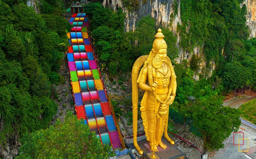 Estatua de Murugan y escaleras de Batu Caves en Malasia