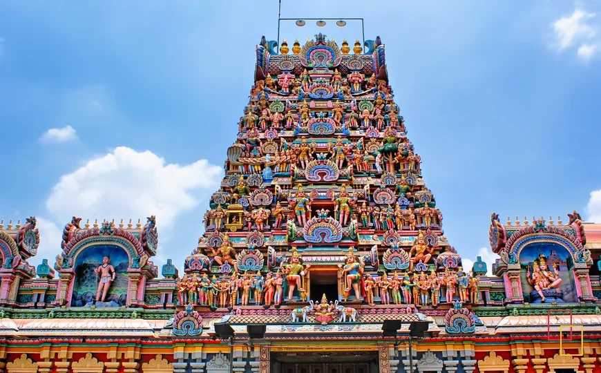 Fachada del templo hindú Sri Maha Mariamman en Kuala Lumpur, Malasia