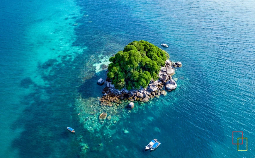 Vista aérea de Pulau Tioman y sus aguas tropicales en Malasia