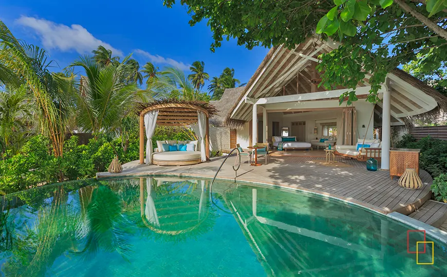 Villa de playa con piscina, pabellón balinés y vegetación tropical