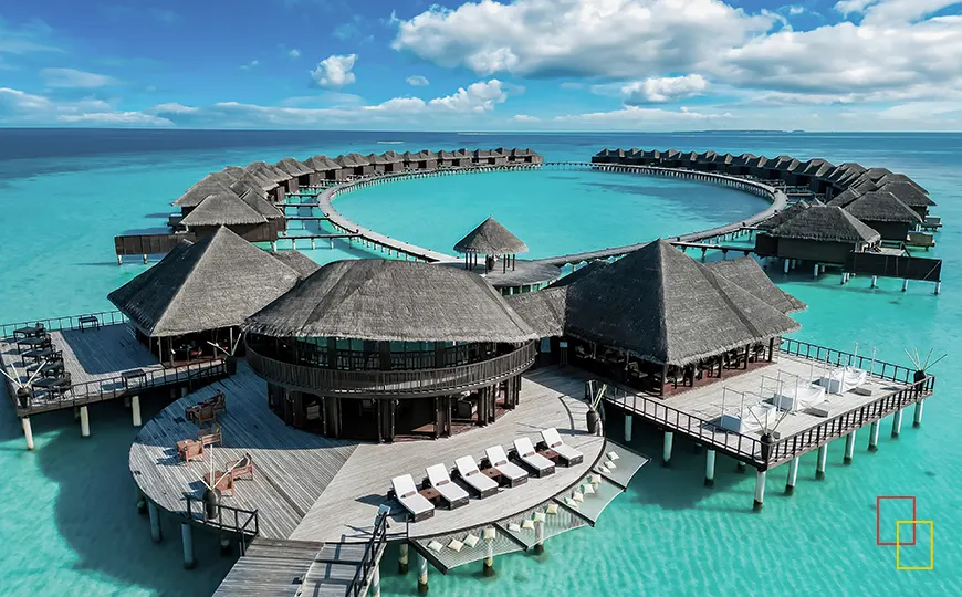Laguna cristalina en Baa Atoll con distintos tonos de azul