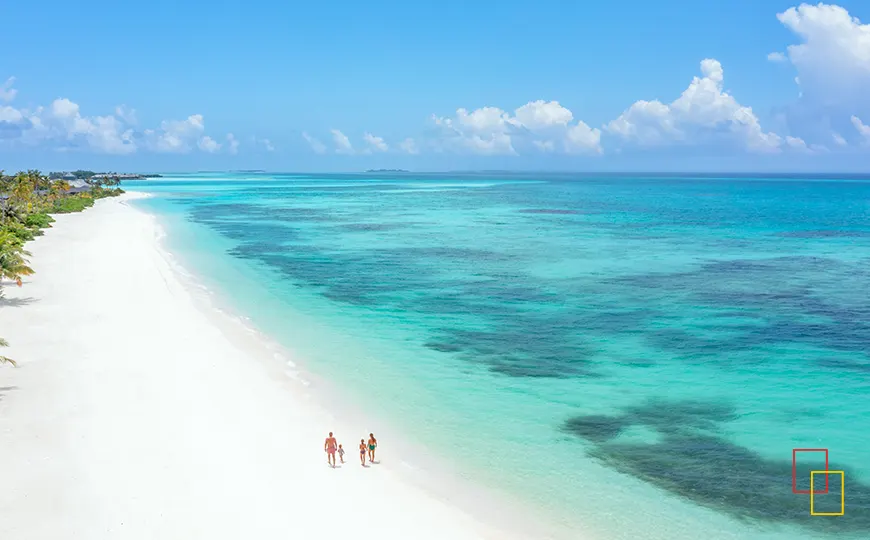 Amplia playa de arena blanca con palmeras cerca de Malé