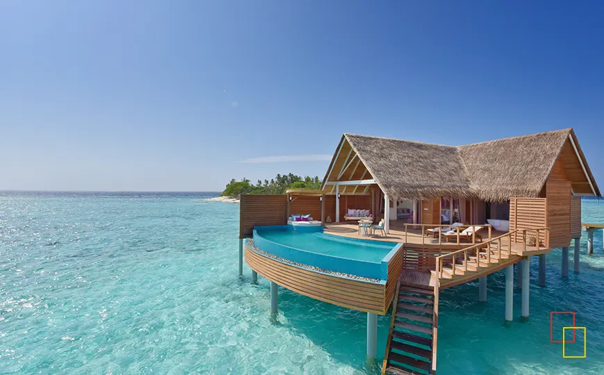 Villa sobre el agua con piscina infinita frente a la laguna