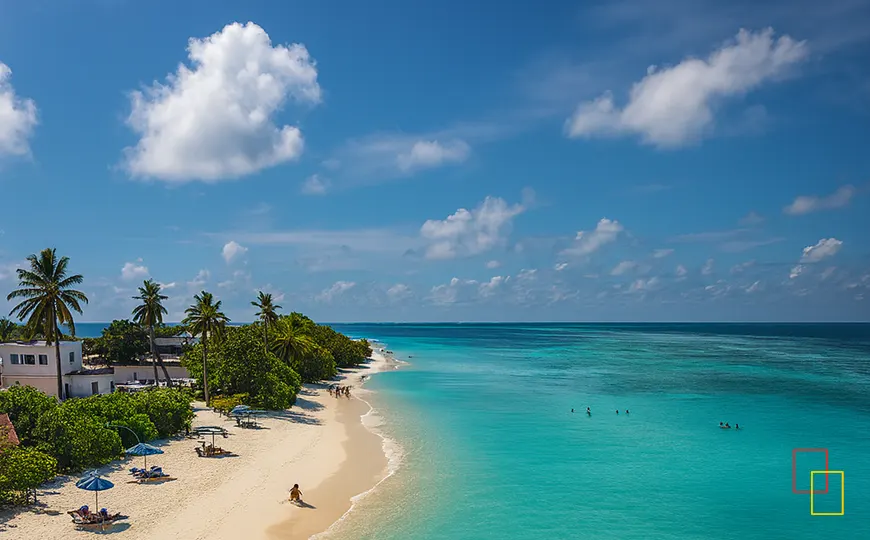 Playa de arena blanca y laguna turquesa en Maldivas con lanchas y hamacas