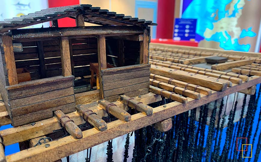 Maqueta de una batea mejillonera
