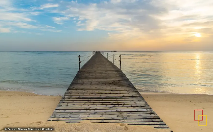 Pasarela de madera sobre el Mar Rojo al atardecer (Marsa Alam, Egipto)