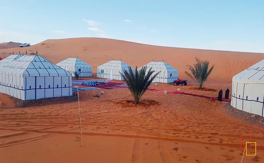 Campamento de jaimas en las dunas del Sahara