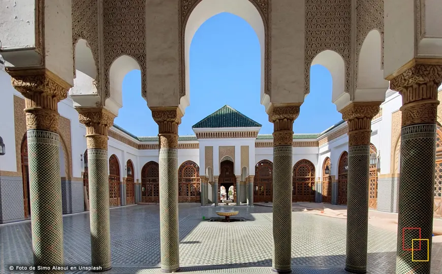 Patio de riad con fuente central y azulejos tradicionales