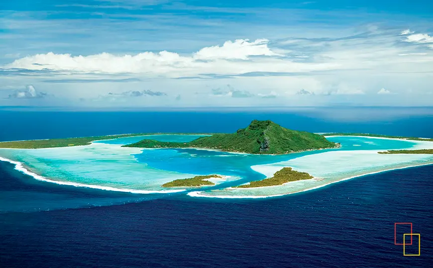 Vista aérea de Maupiti con su laguna y motus