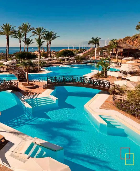 Piscina principal del hotel
