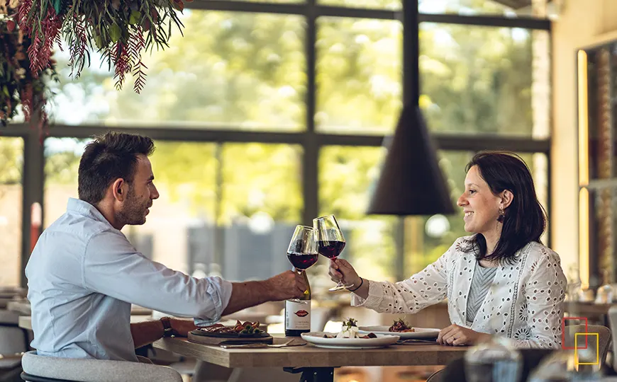 Menú maridaje en Huellas del Tiétar con copa de vino y tabla de quesos