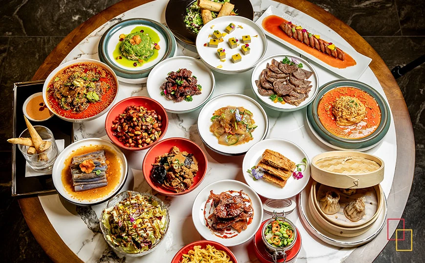 Mesa con diferentes especialidades del Restaurante Zhen