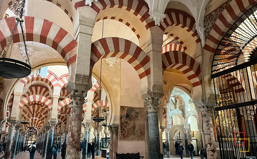 Interior de la Mezquita-Catedral de Córdoba: bosque de columnas y arcos bicolores